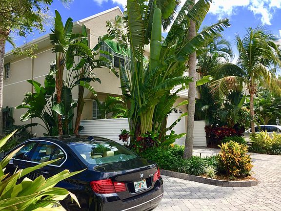 2nd image of 115 Venetian Dr #2