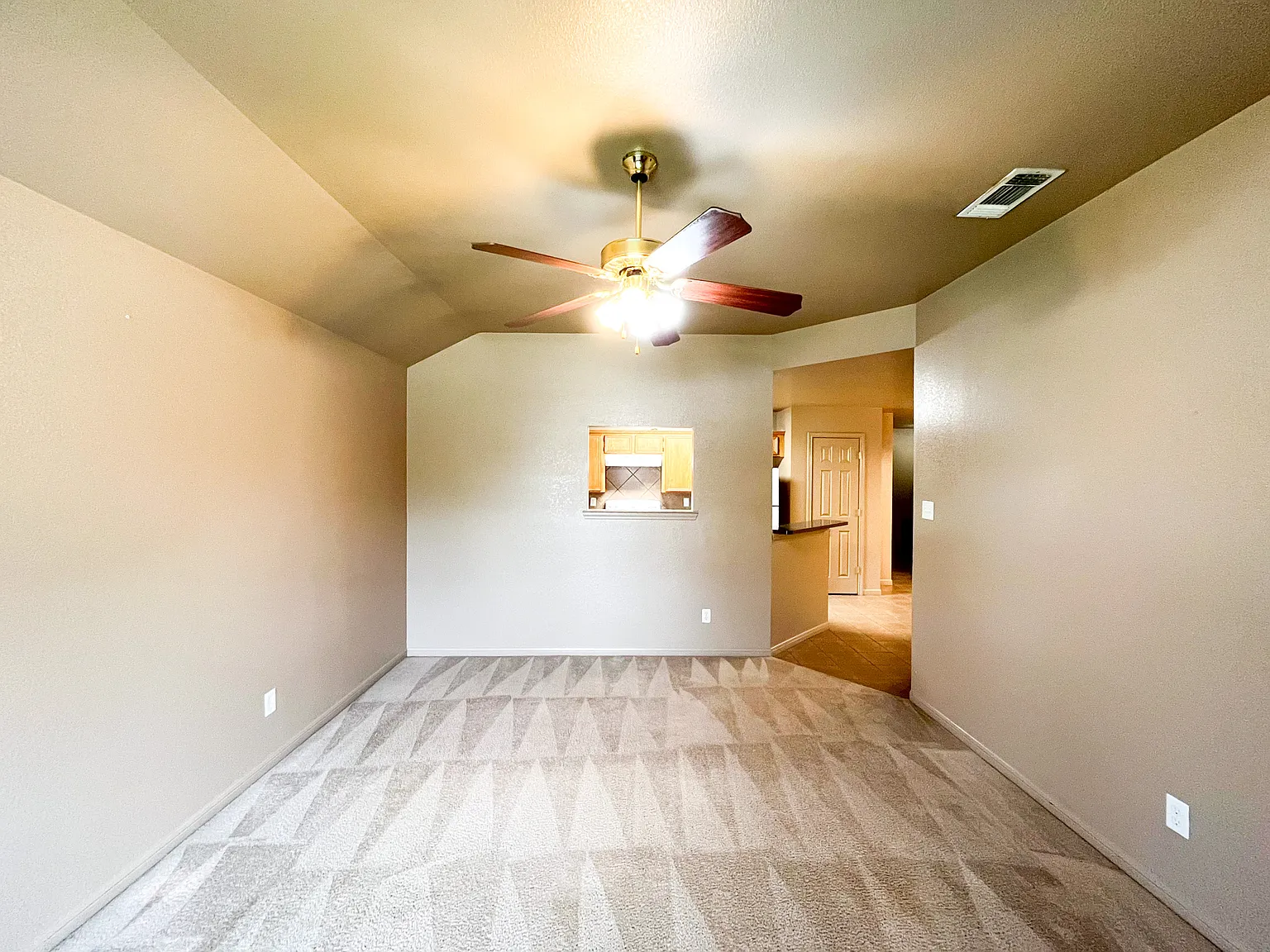 3 bed, 1241 sqft, $1,150 — Photo 2