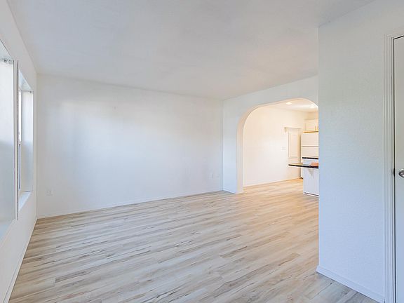 4th image of 1904 Ahlers Ave #1