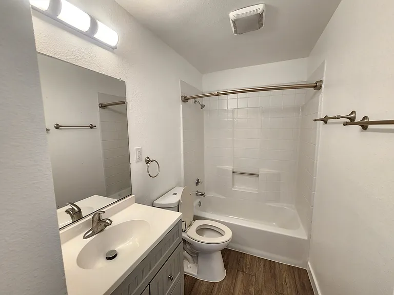 1520 Freeman Ave — Photo 9