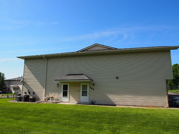 3rd image of 988 Pondview Ct
