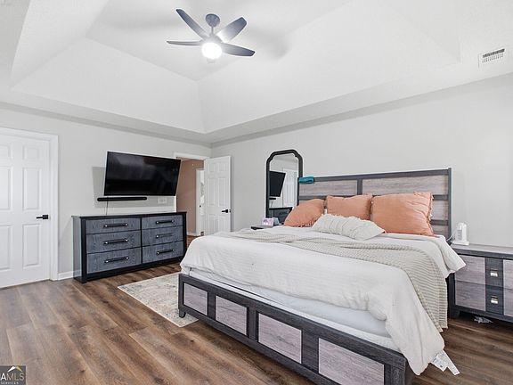 3rd image of 128 Lakeview Ln