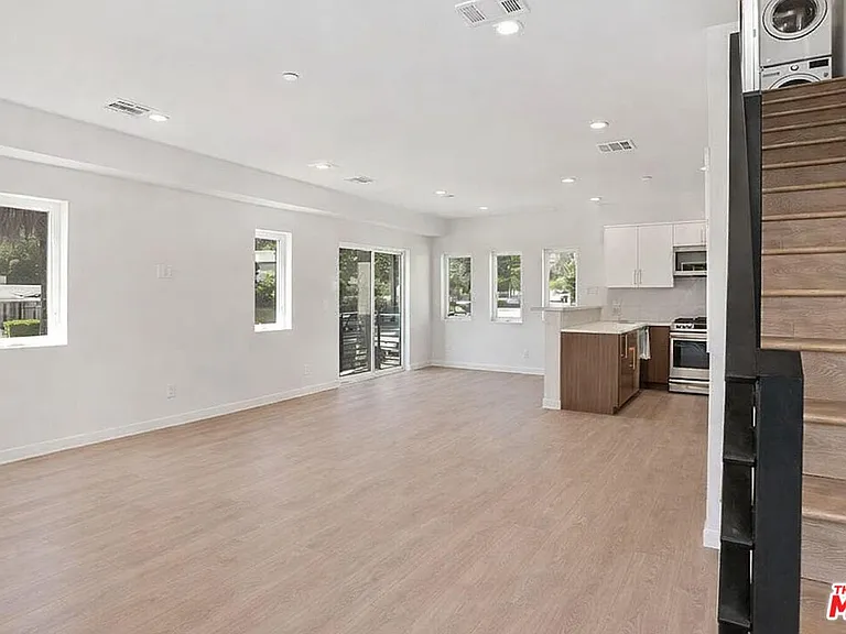 2120 N Beachwood Dr — Photo 7
