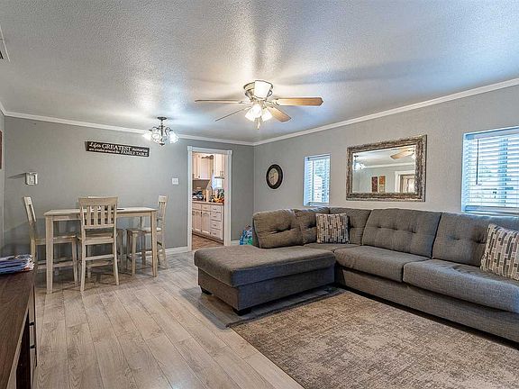 3rd image of 566 S Magnolia Ave