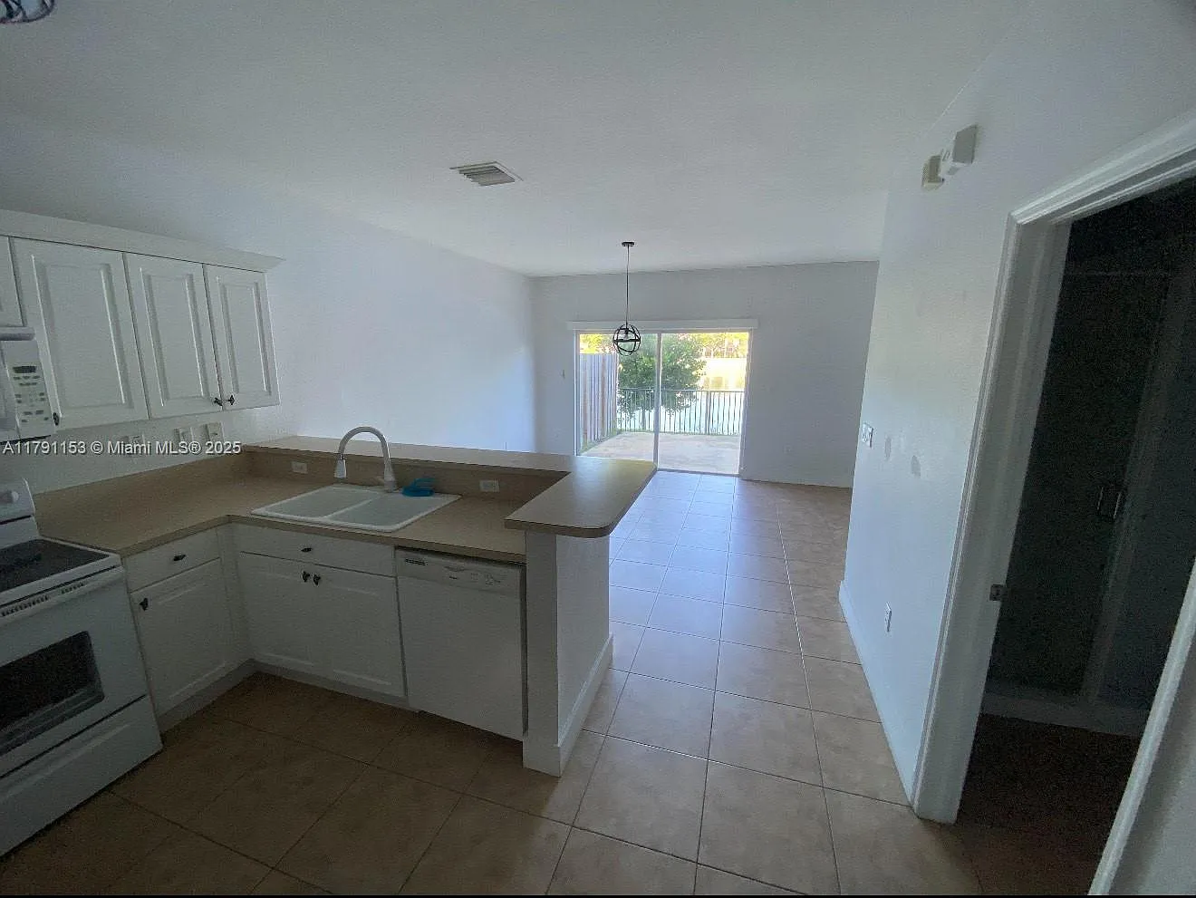 3 bed, 3.0 bath, 1690 sqft, $2,800 — Photo 2