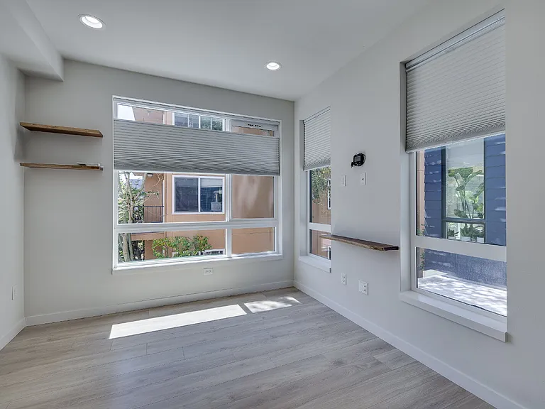 216 10th Ave E — Photo 10