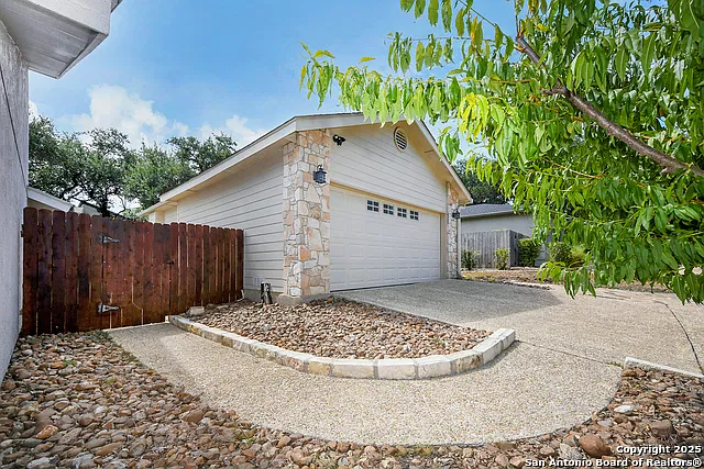 3 bed, 2.0 bath, 1717 sqft, $2,500 — Photo 3