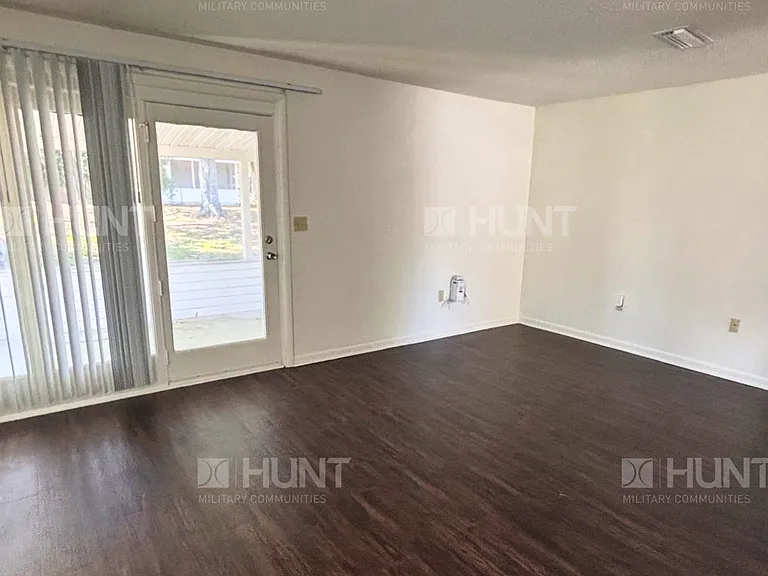 135 W Dove Ln — Photo 4