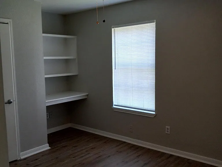 Great bedroom with built in desk/office space!