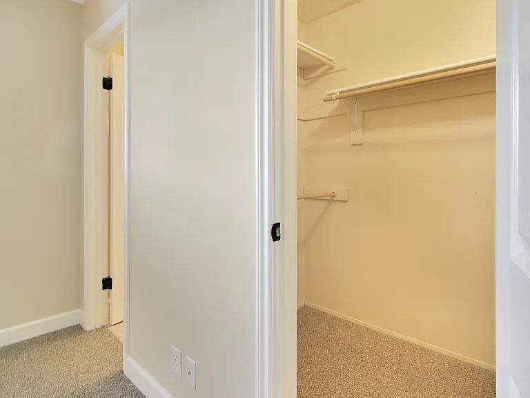 Meadowlark Apartments — Photo 13