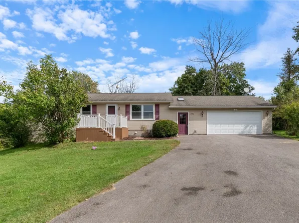 271 Country Cir, Macedon, NY 14502