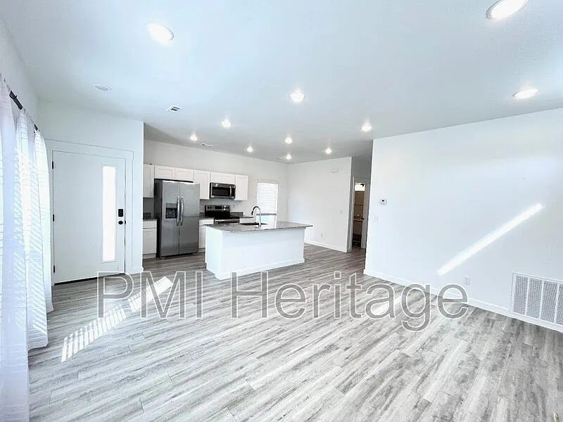 3 bed, 2.0 bath, 1178 sqft, $1,450 — Photo 3