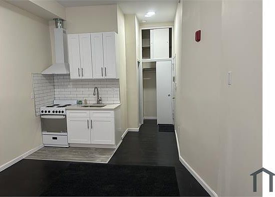 2nd image of 158 Willow St APT 1C