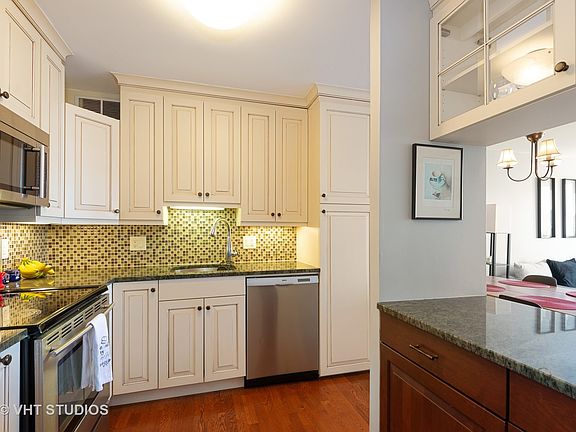 5th image of 3930 N Pine Grove Ave APT 2113