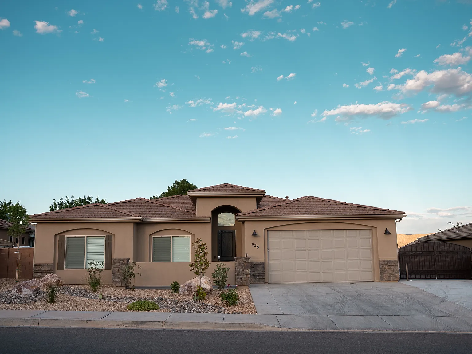4 bed, 2.0 bath, 1870 sqft, $2,500 — Photo 1