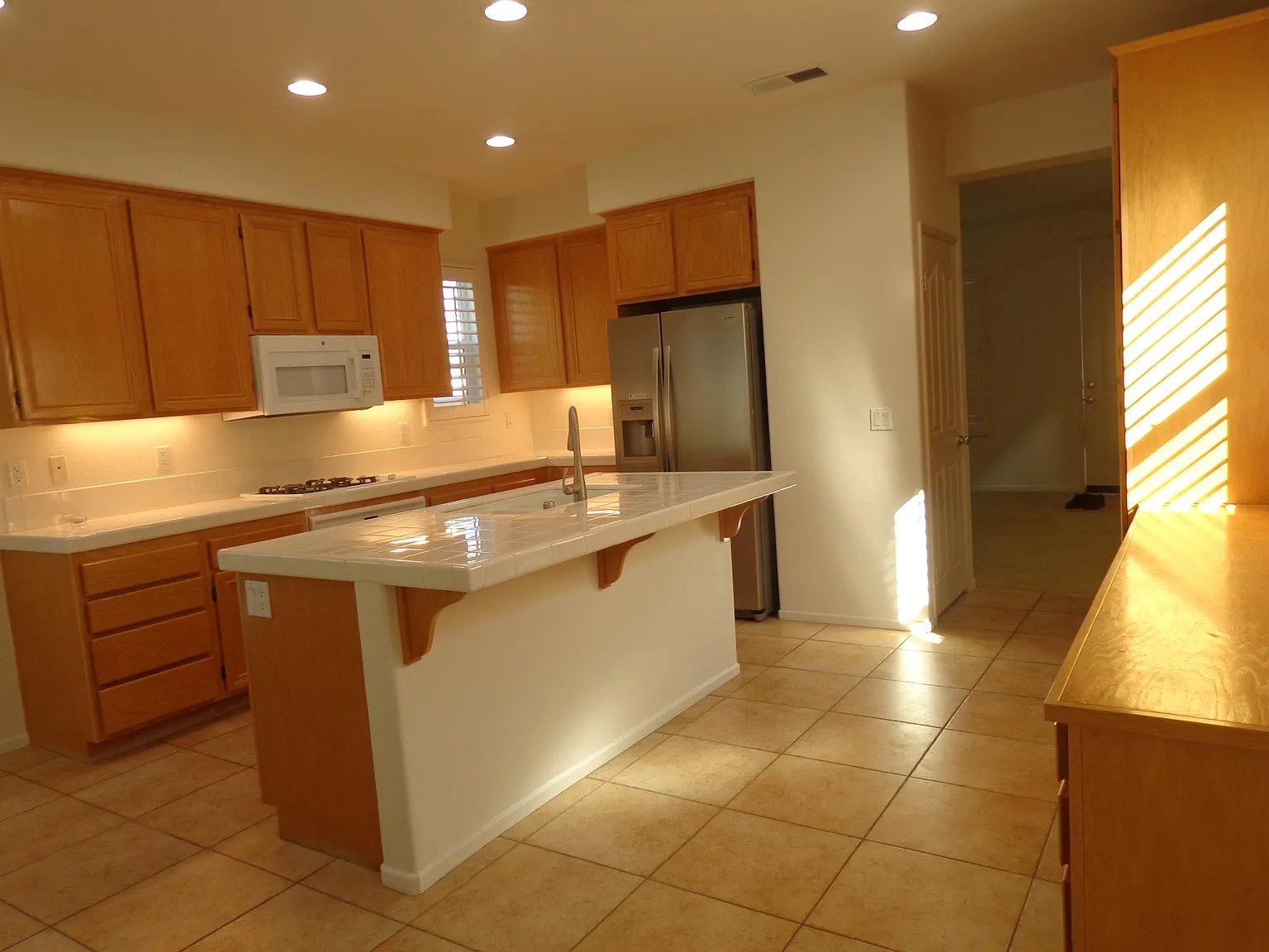 3 bed, 2.5 bath, 2261 sqft, $5,200 — Photo 3