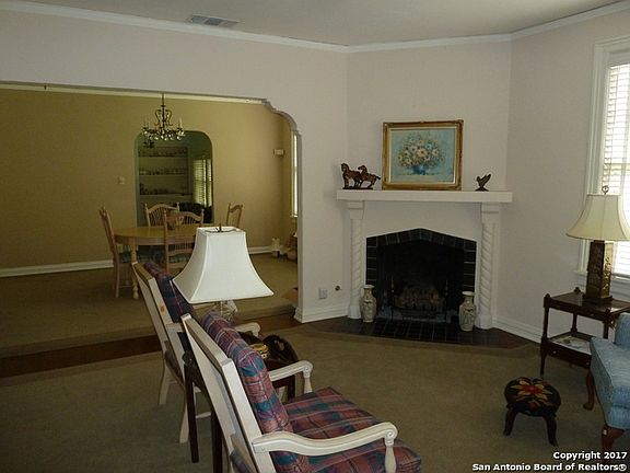 4th image of 222 W Agarita Ave
