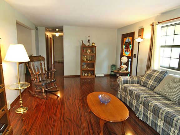 5th image of 208 Country Ln