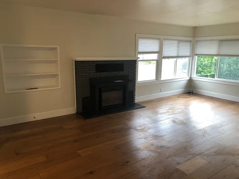 1306 Henderson St — Photo 15