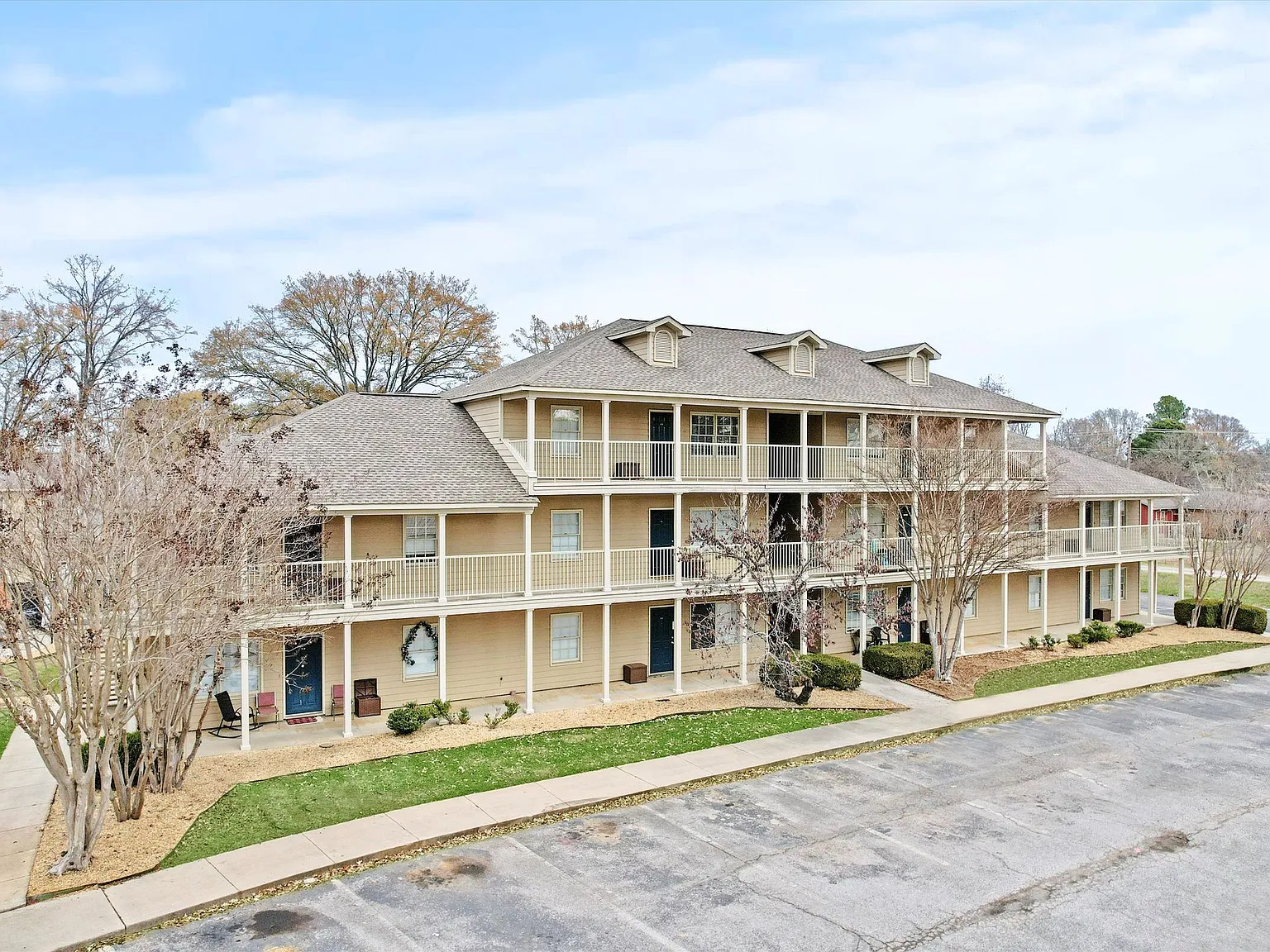 Park Towne Apartments — Photo 1