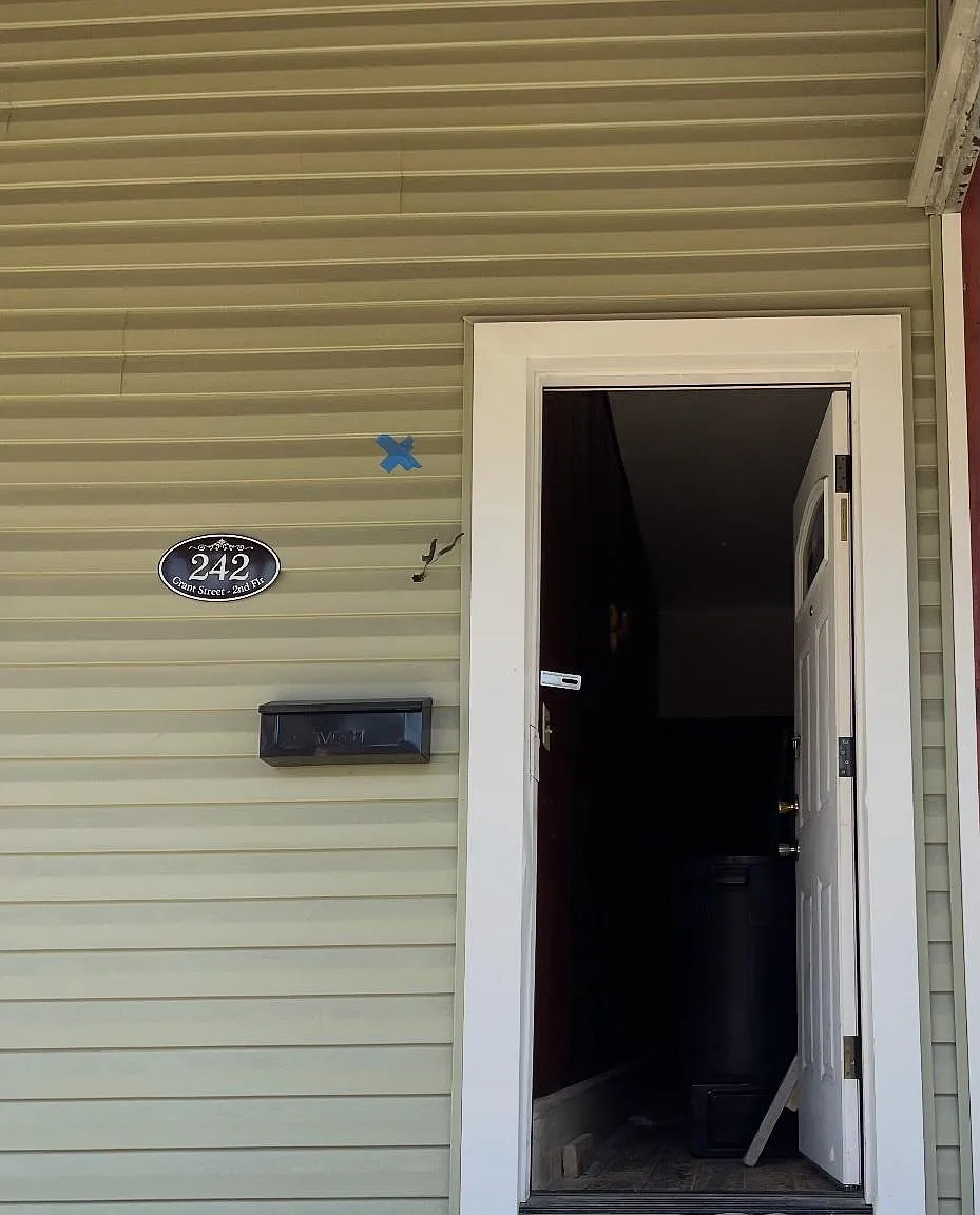 3 bed, 1200 sqft, $2,075 — Photo 2