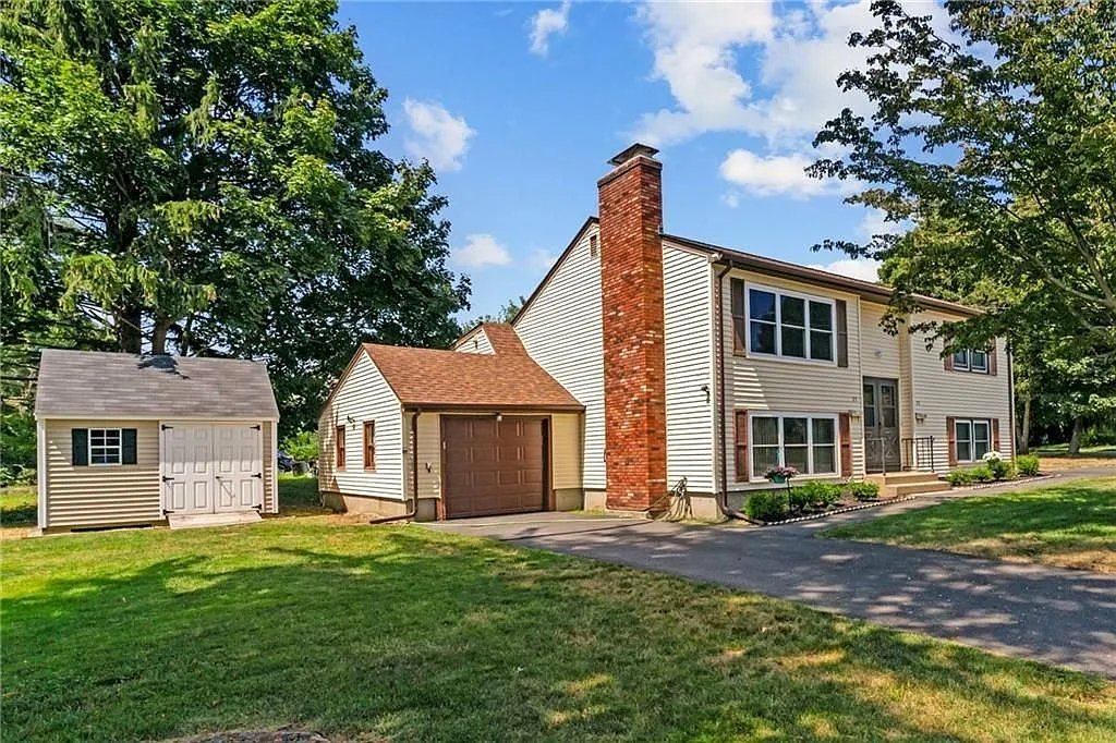 2 bed, 1.0 bath, 981 sqft, $1,900 — Photo 1