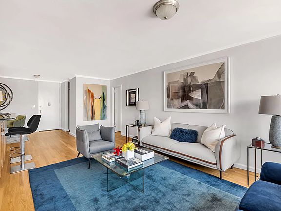 3rd image of 20 W 64th St APT 27L