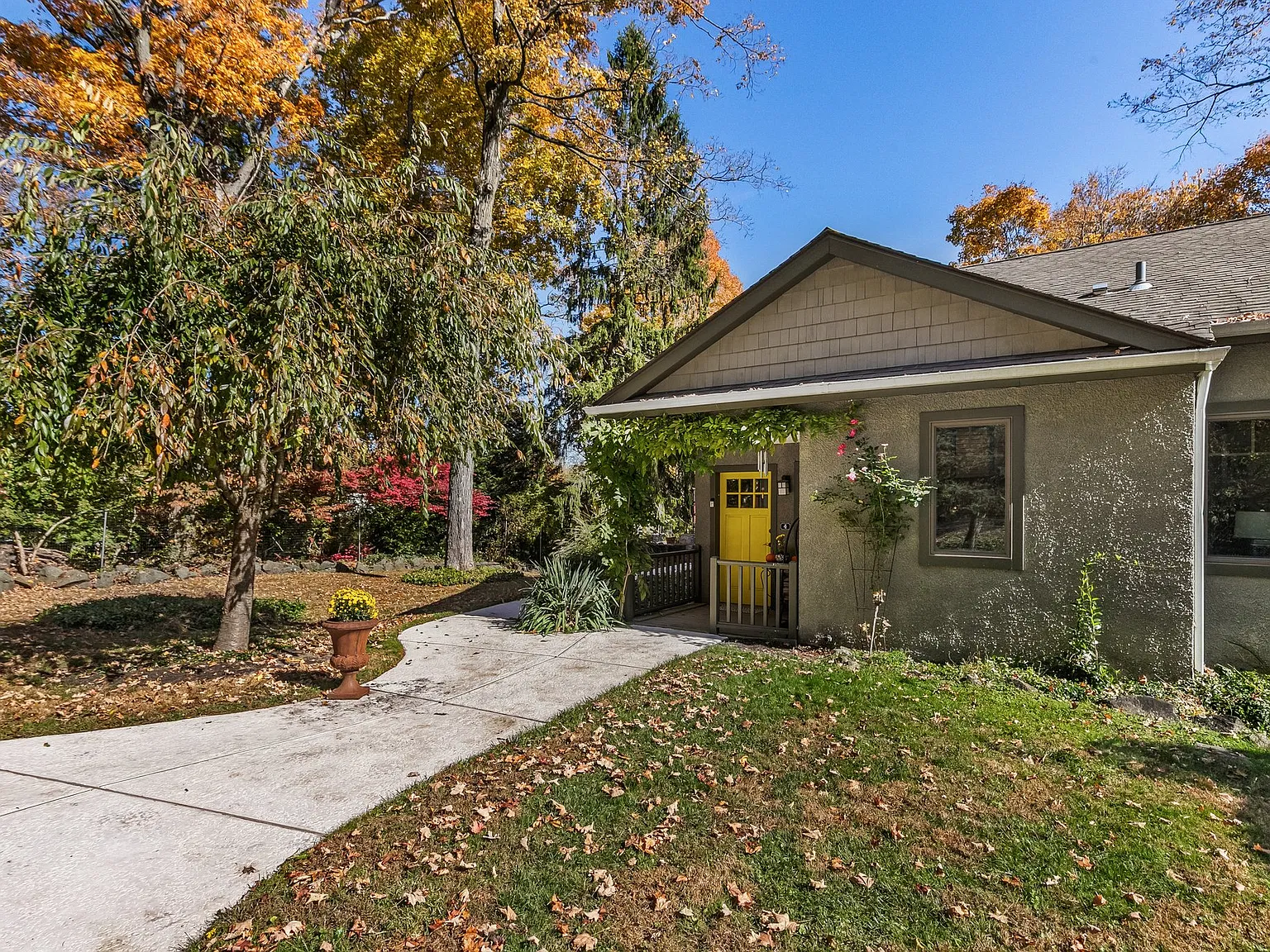 3 bed, 2700 sqft, $5,700 — Photo 1