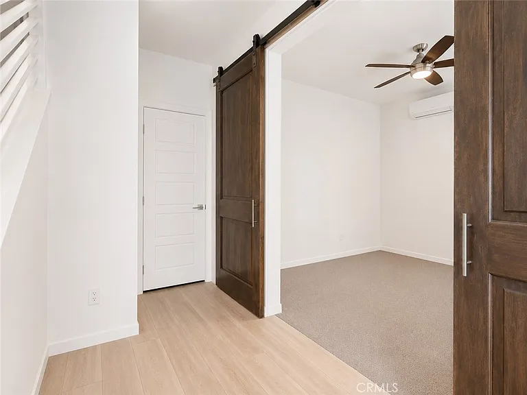 219 Carmine — Photo 4