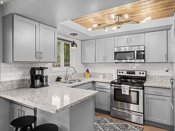 3rd image of 933 NE Kathryn St