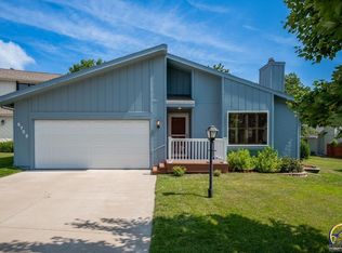 5732 SW Quail Cove Cir, Topeka, KS 66614