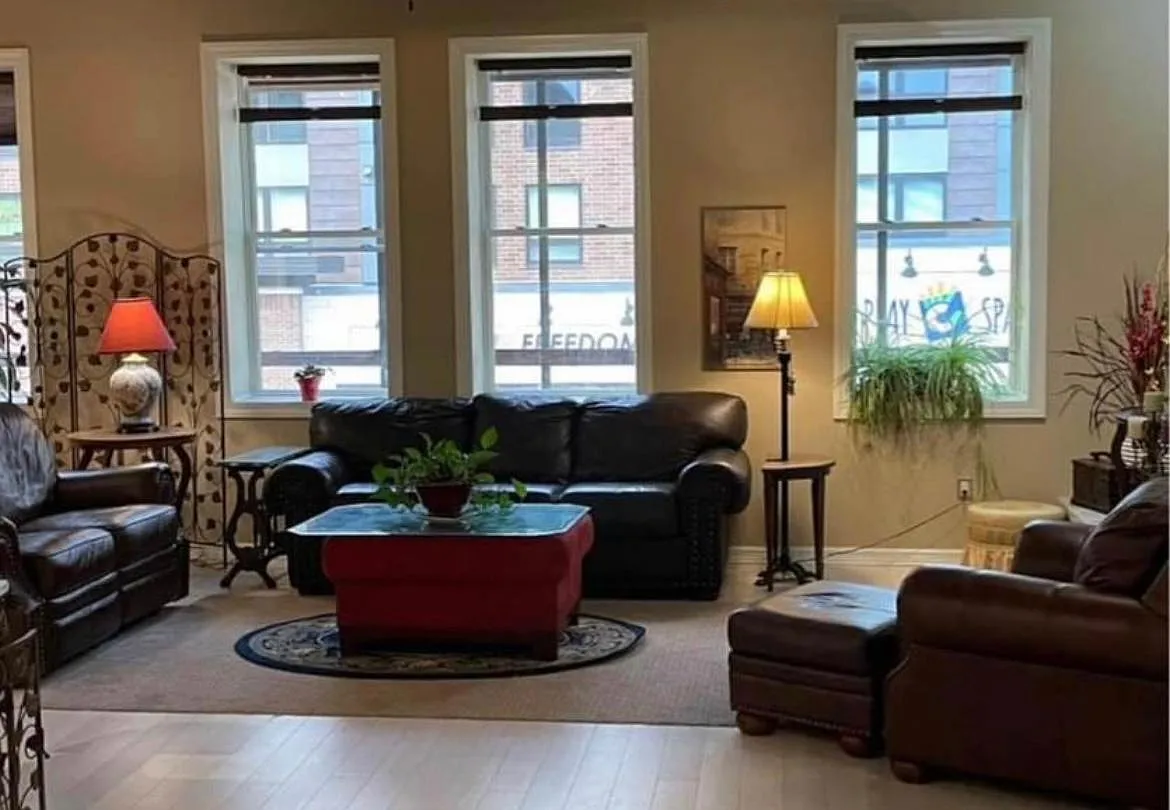 3 bed, 2200 sqft, $2,200 — Photo 2