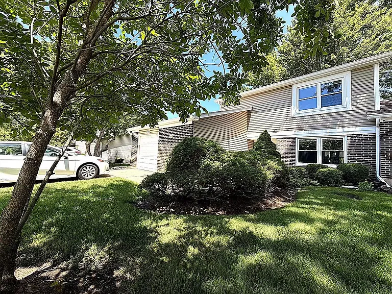 235 Hedgerow Dr — Photo 2