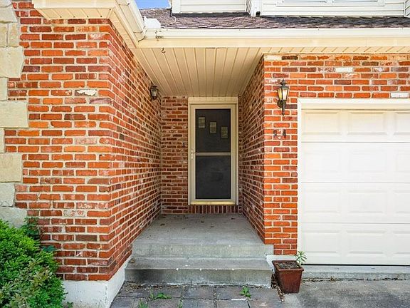 3rd image of 904 SW Southgate Dr