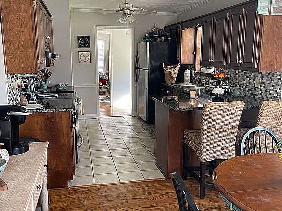 3rd image of 24 Lakeover Dr W
