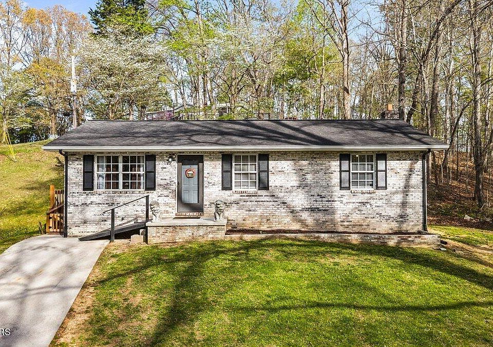 1st image of 225 Country Way Dr
