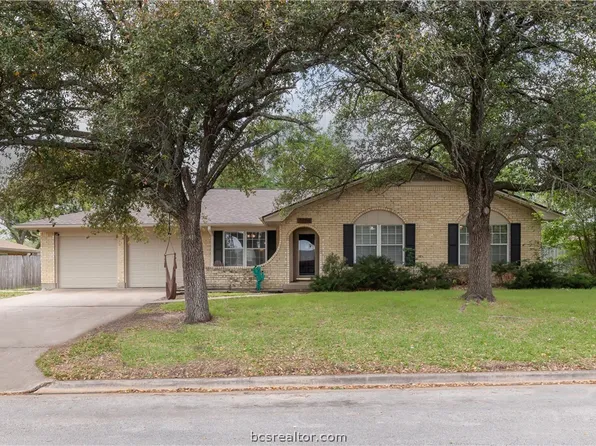 3704 Tanglewood Dr, Bryan, TX 77802