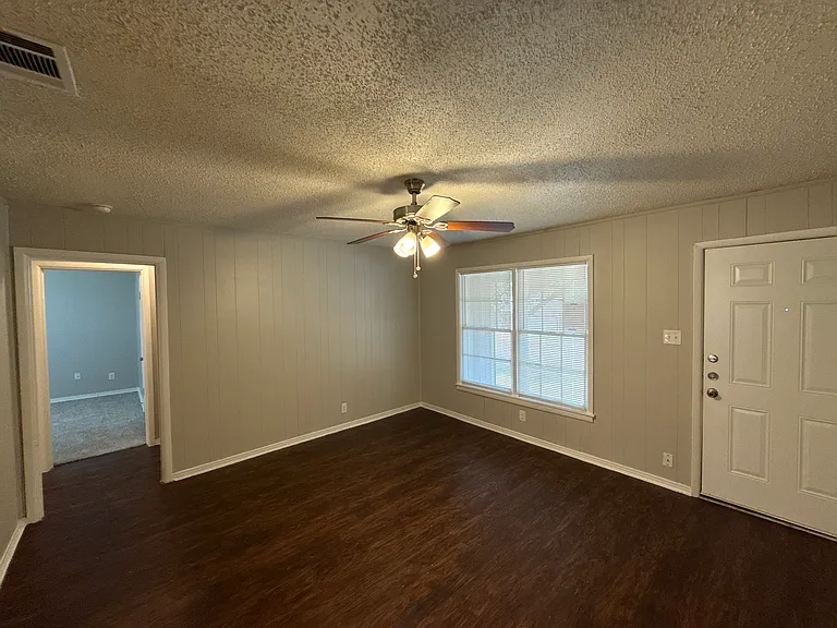 2607 Yeager St — Photo 3