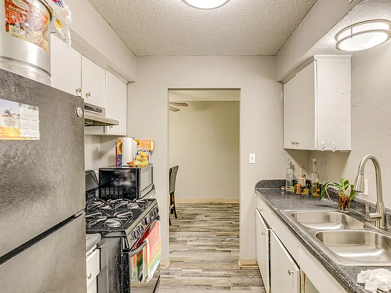 1402 SW 59th St — Photo 25
