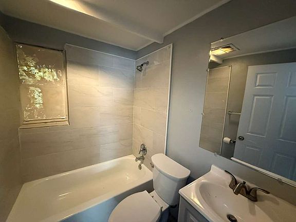4th image of 605 S 70th St APT B