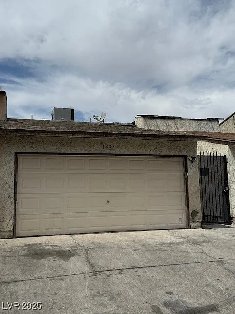 Building Photo - 1203 Mews Ln