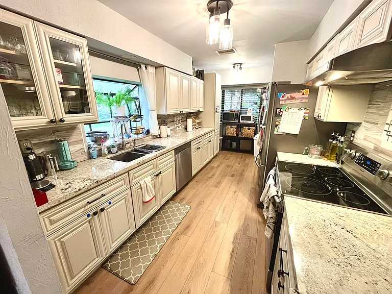 9366 Chelsea Dr N — Photo 3