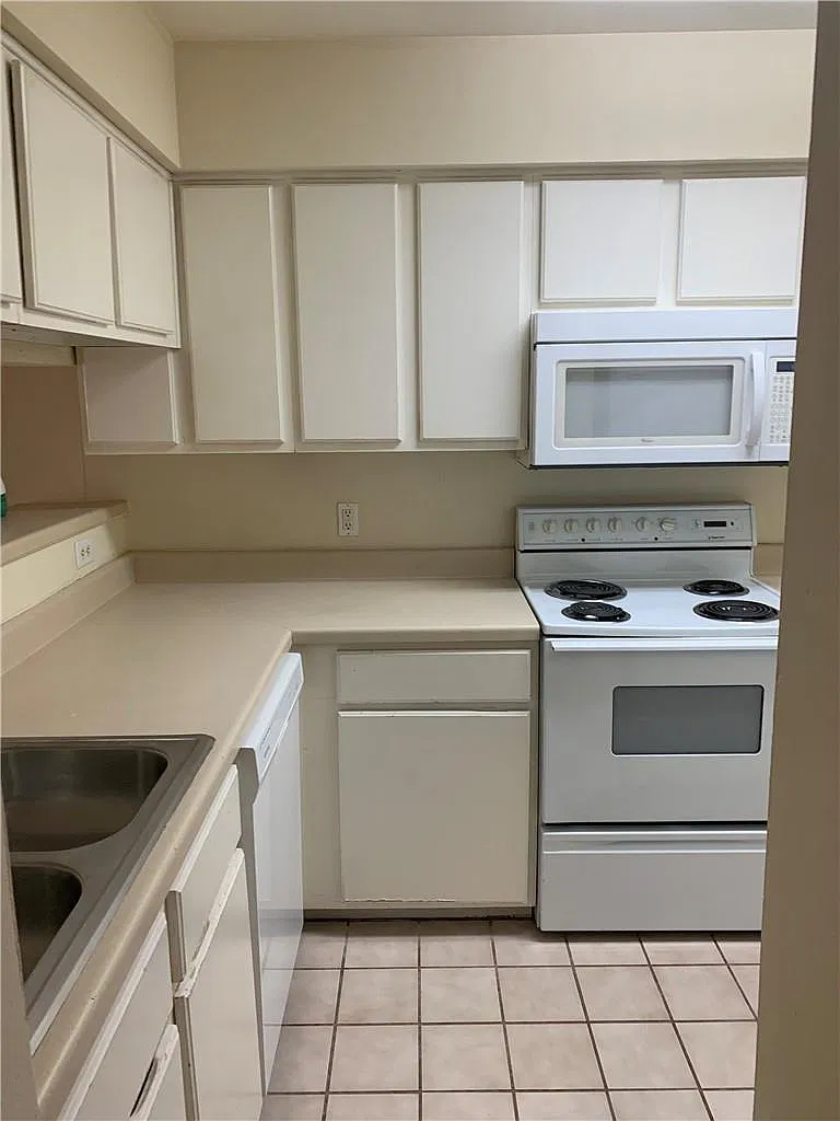 3 bed, 2.0 bath, 1211 sqft, $2,700 — Photo 4