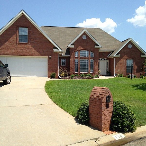 Nice Front View : Very nice well kept front and back yard.