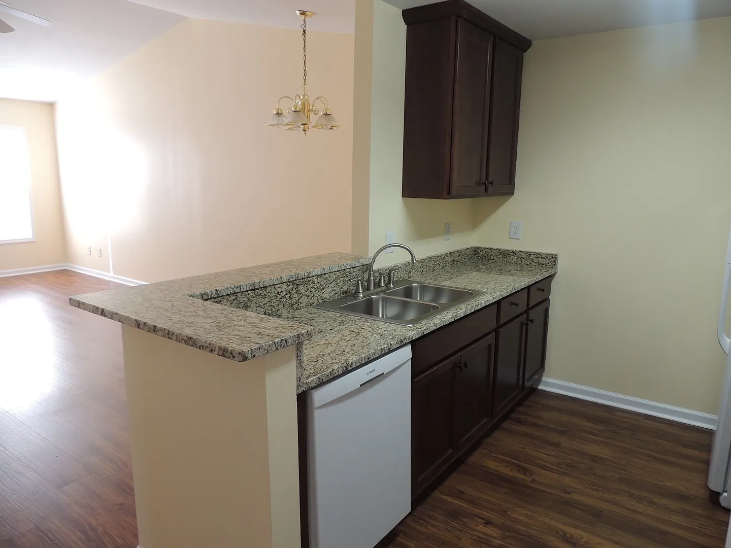 Modern Duplex On a Corner Lot — Photo 4