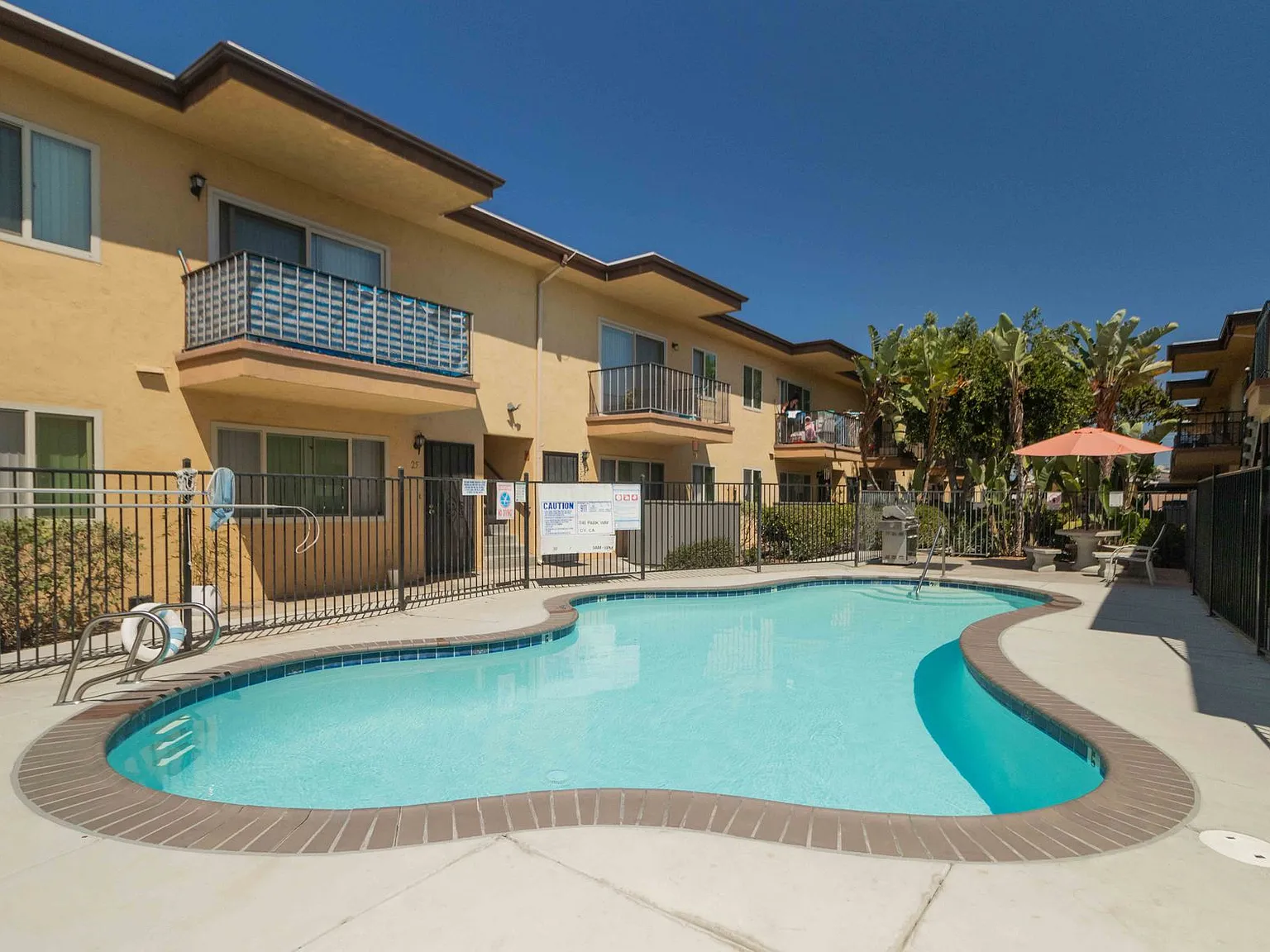 Parkway Plaza Apartments — Photo 2