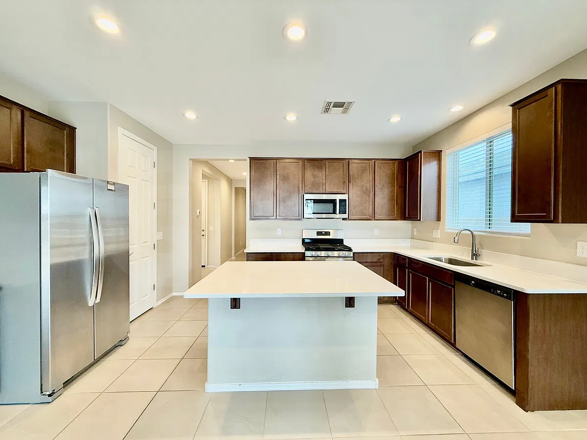 4 bed, 2.0 bath, 1720 sqft, $1,850 — Photo 3