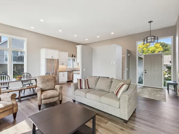 87 Castle Ridge Ct, Chanhassen, MN 55317