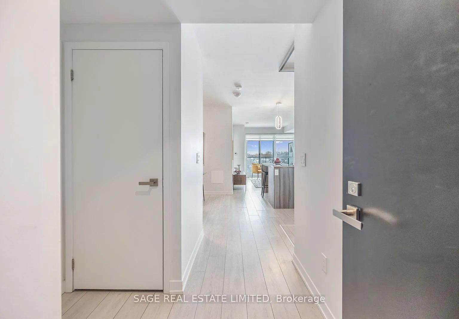31 Tippett Rd — Photo 2
