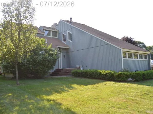 10055 Walnut Hill Dr, Davisburg, MI 48350